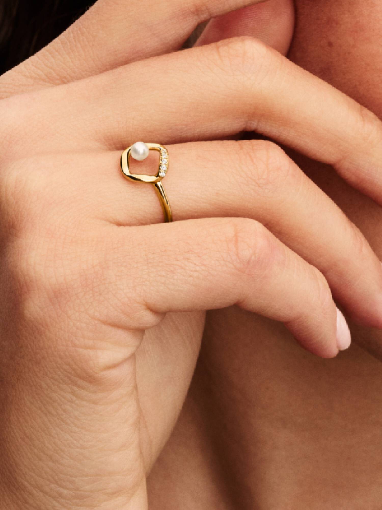 Ring med organiskt formad och behandlad sötvattenspärla