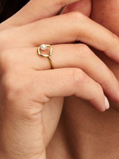 Ring med organiskt formad och behandlad sötvattenspärla