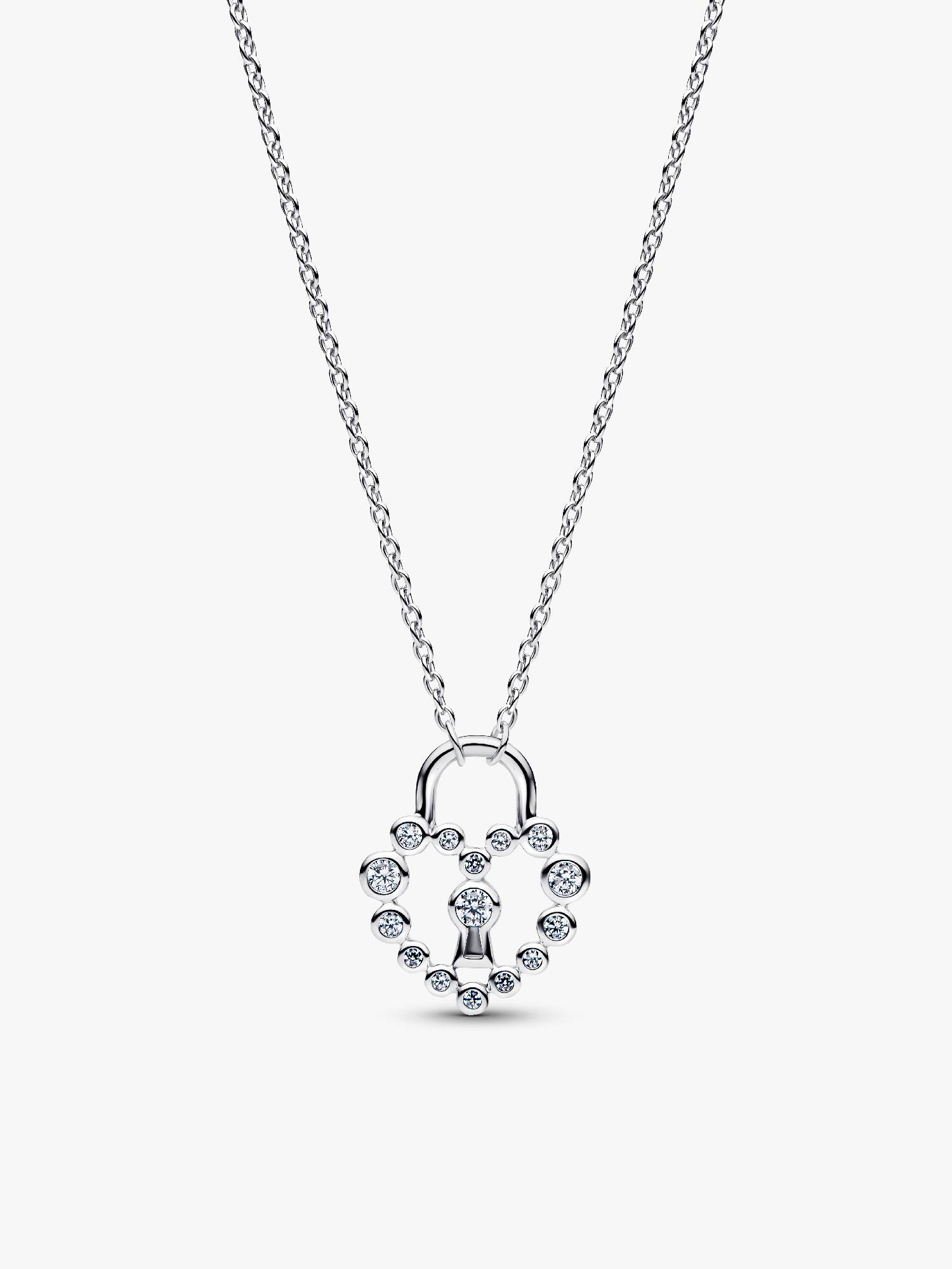 Glittrande hängsmycke och halsband