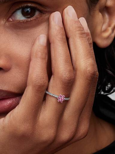 Ring med glittrande rosa blomma