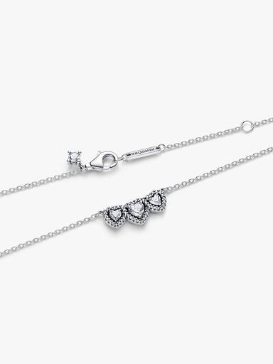 Collierhalsband med tre hjärtformade stenar
