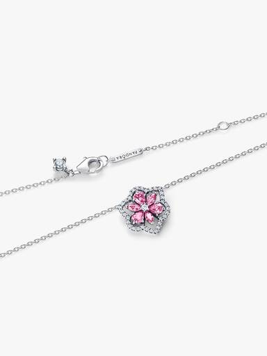 Halsband med hängsmycke och glittrande rosa blomma