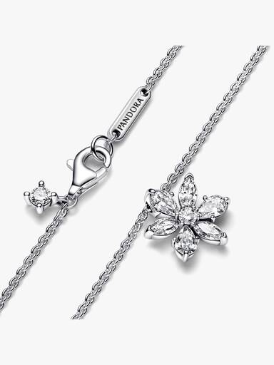 Halsband med glittrande blomformat hängsmycke