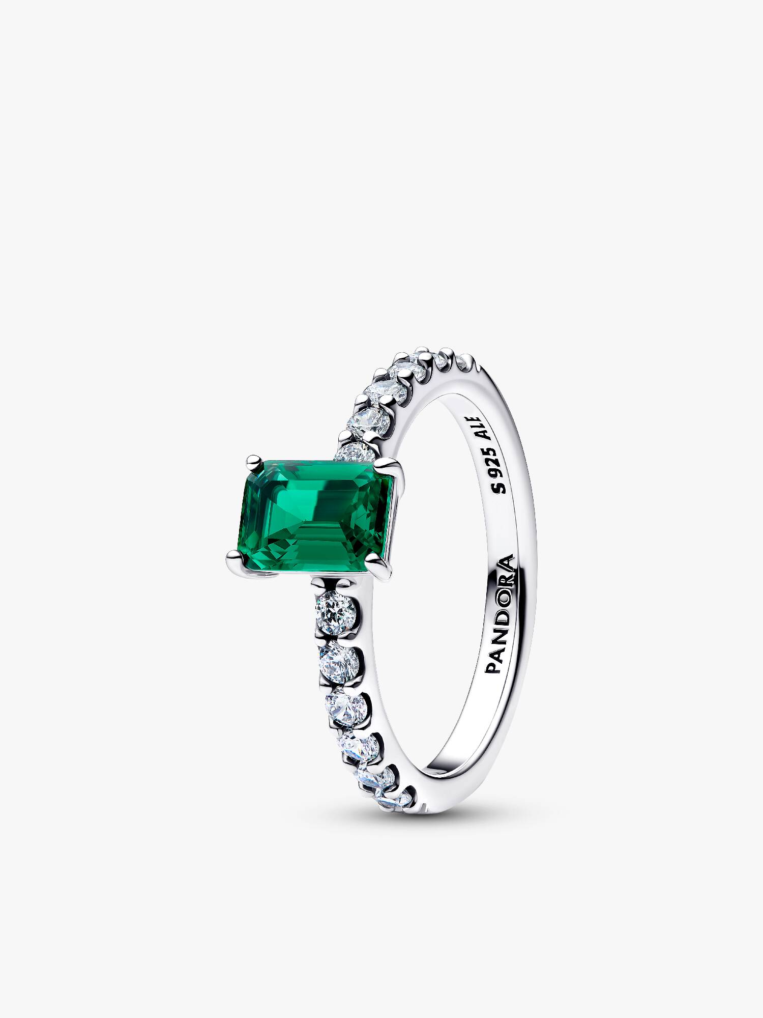 Ring med fyrkantig grön sten