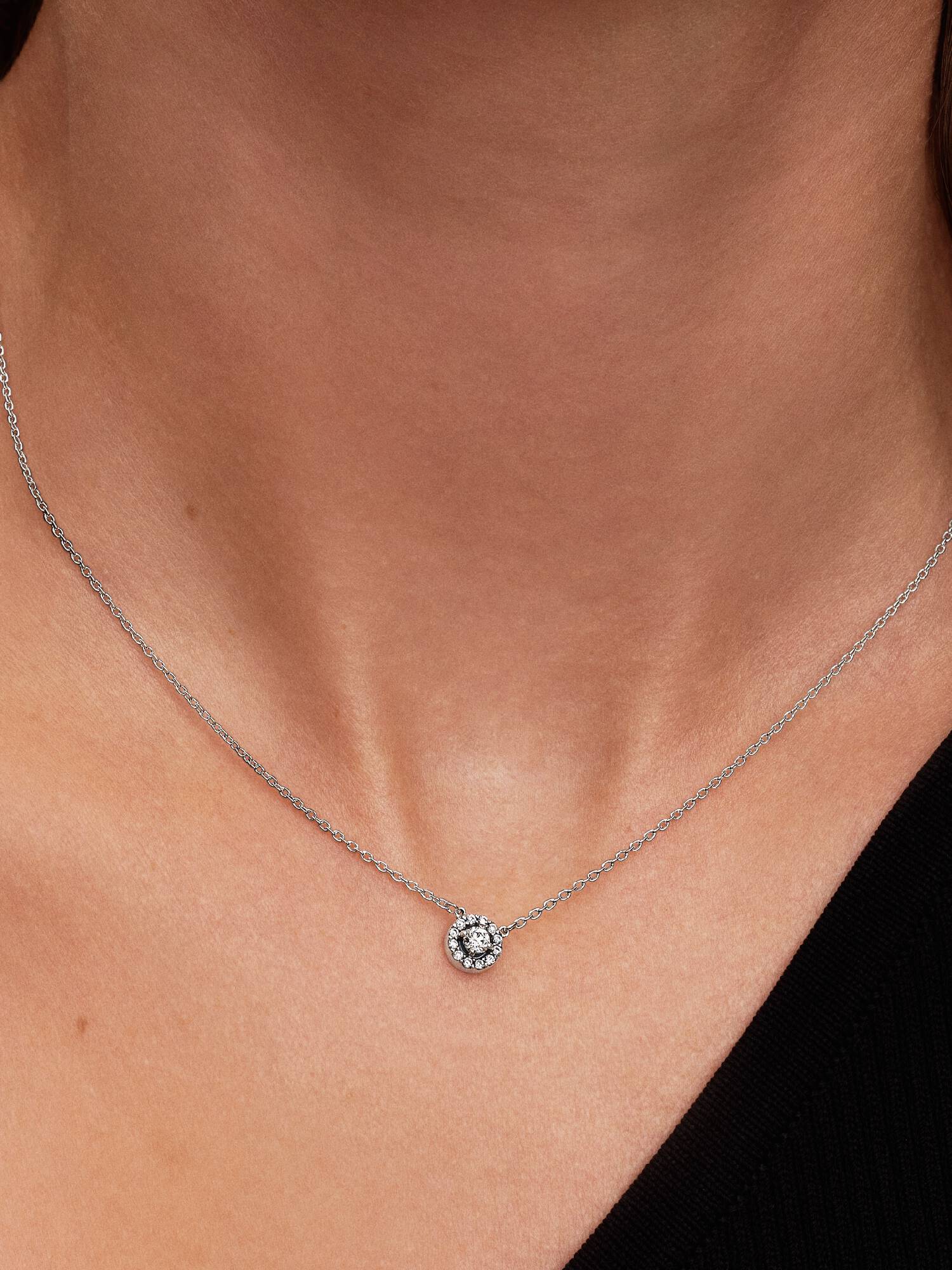 Glittrande collierhalsband med en sten