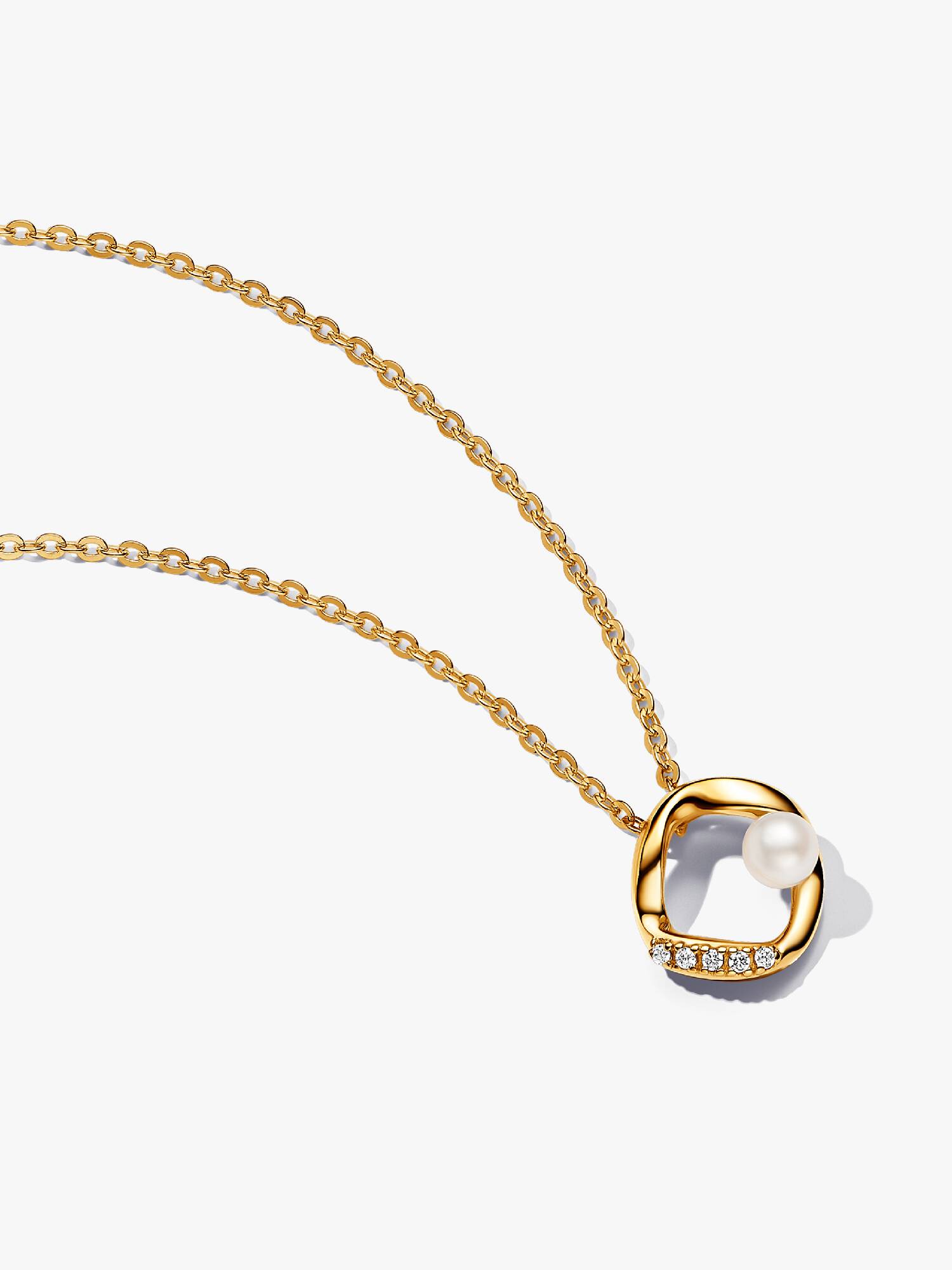 Halsband med hängsmycke med organiskt formade och behandlade sötvattenspärlor