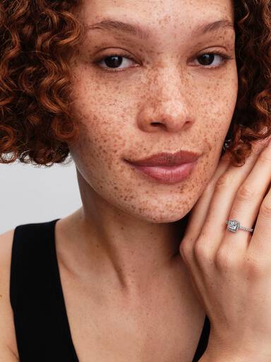 Glittrande ring med fyrkantig sten