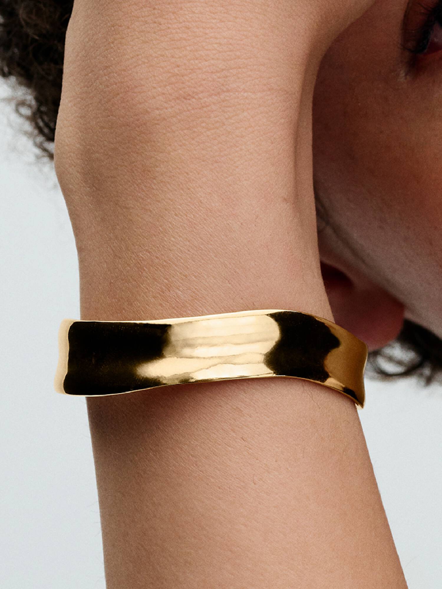 Organiskt formad armring i öppen design