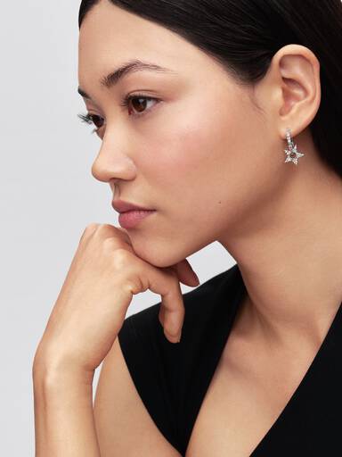 Gnistrande hoops med genombruten design