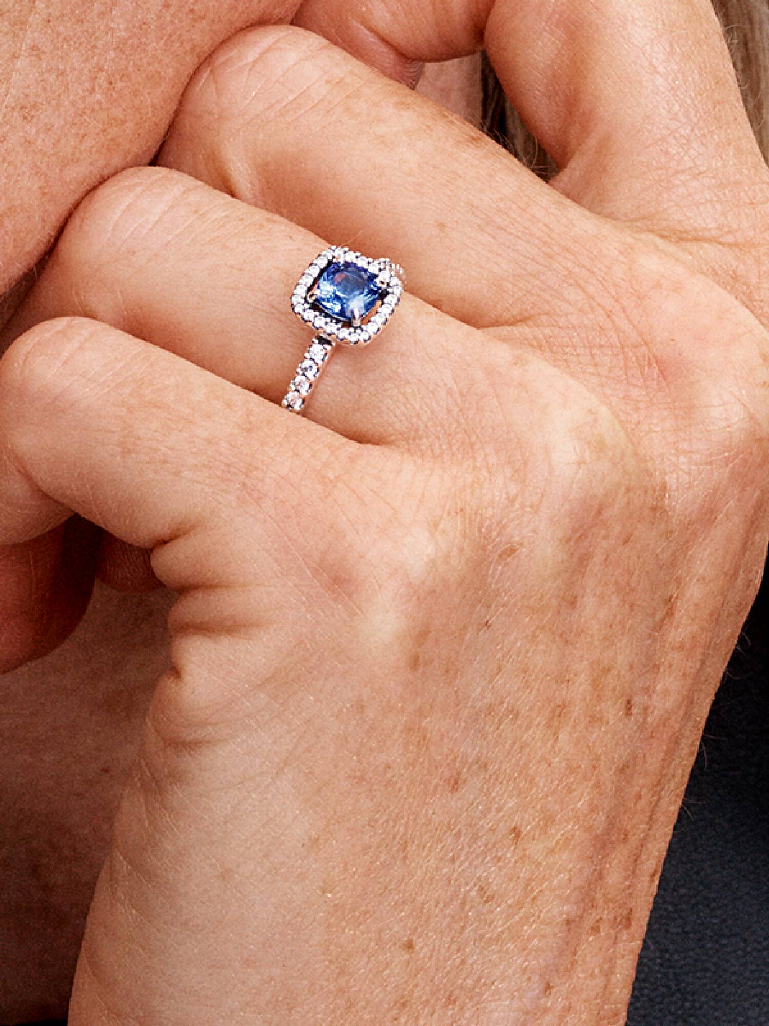 Ring med glittrande blå sten