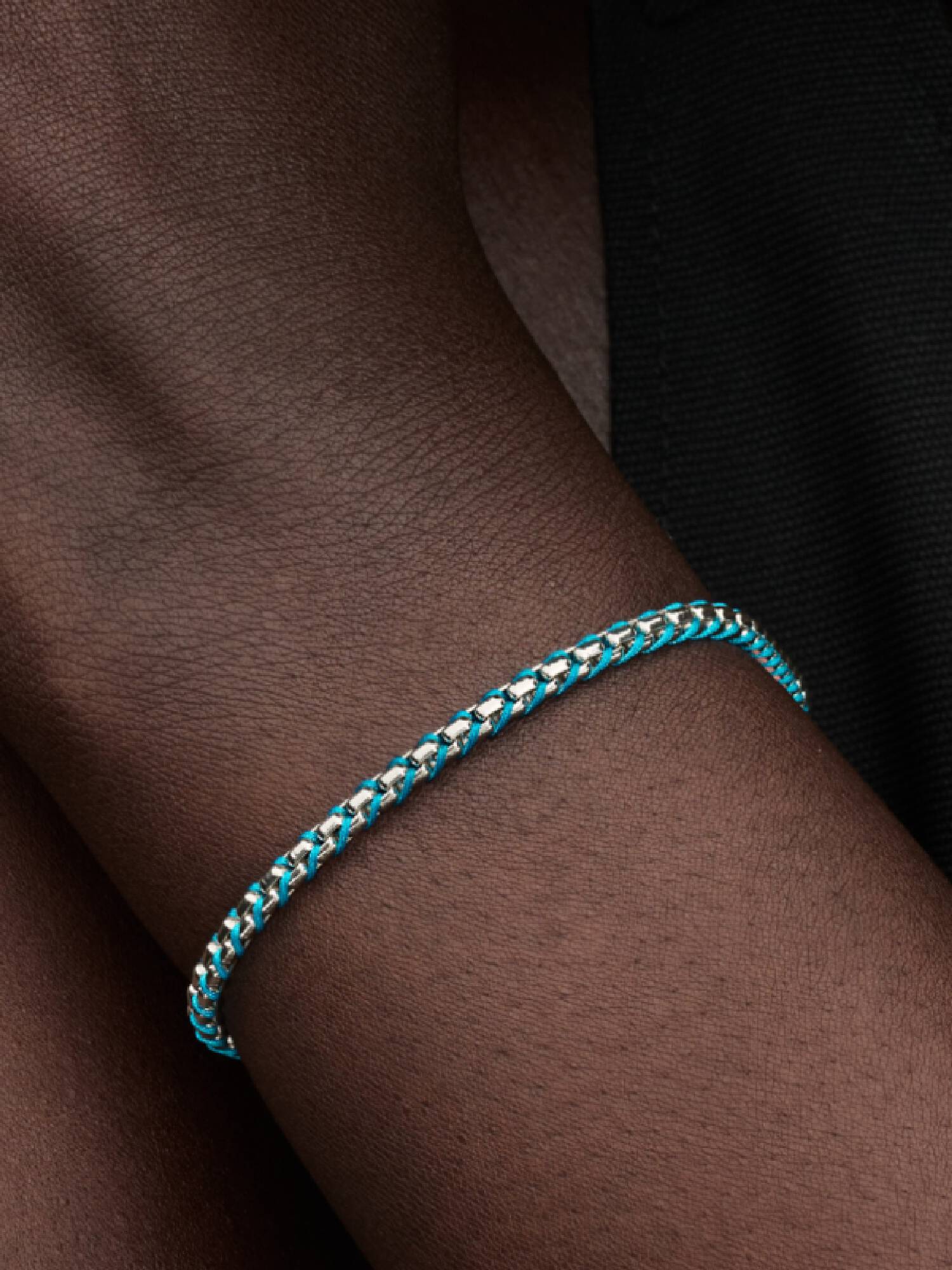 Flätat armband med turkos tygdetalj