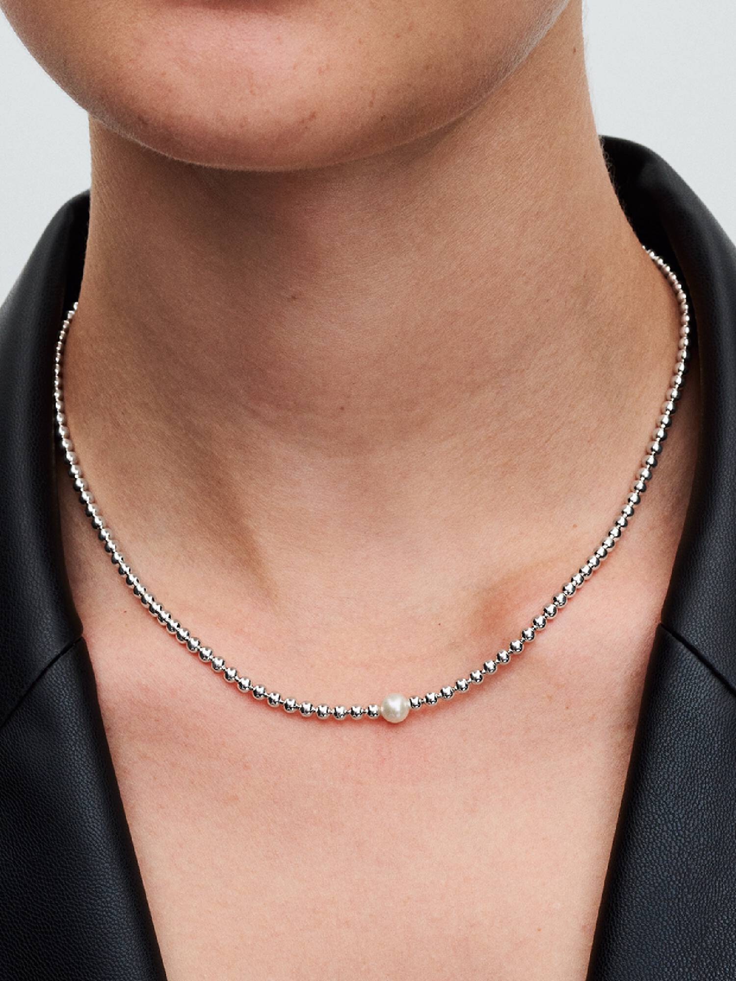 Collierhalsband med behandlade sötvattensodlade pärlor