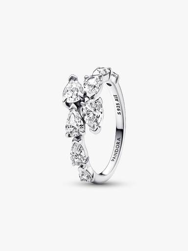 Glittrande ring med fyra stenar