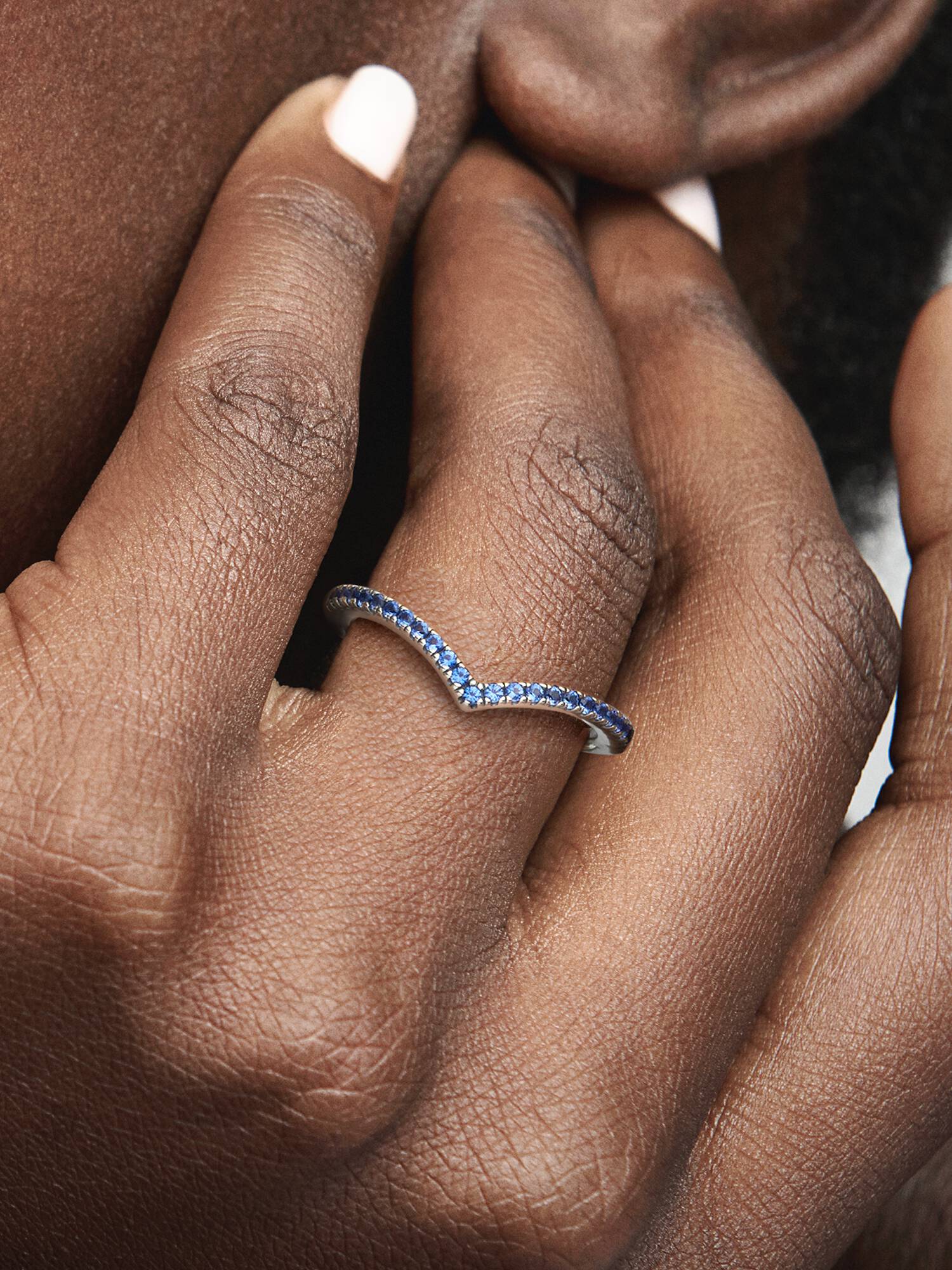 Pandora Timeless wishbone-ring med blå stenar
