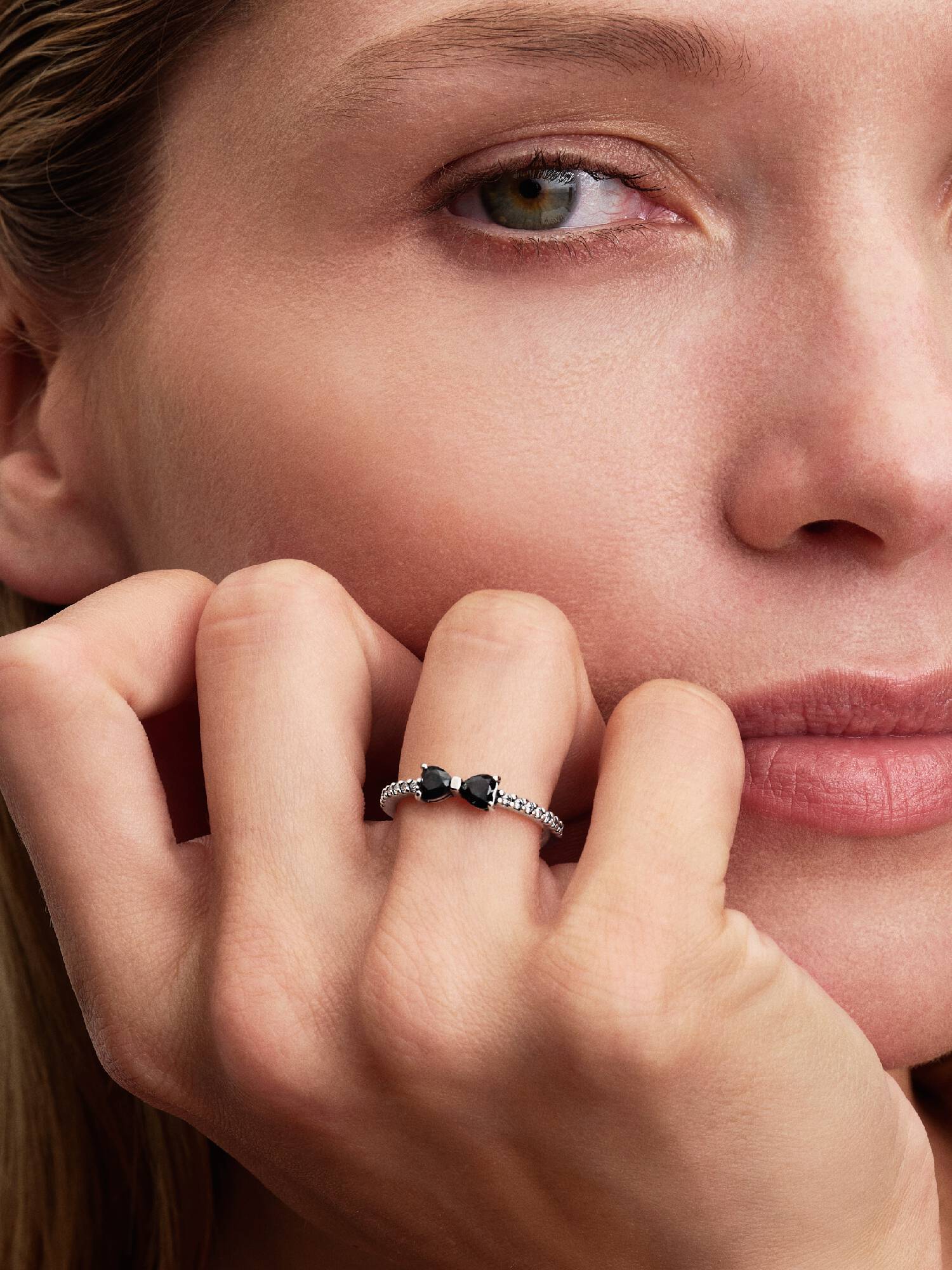 Glittrande ring med svarta kristaller