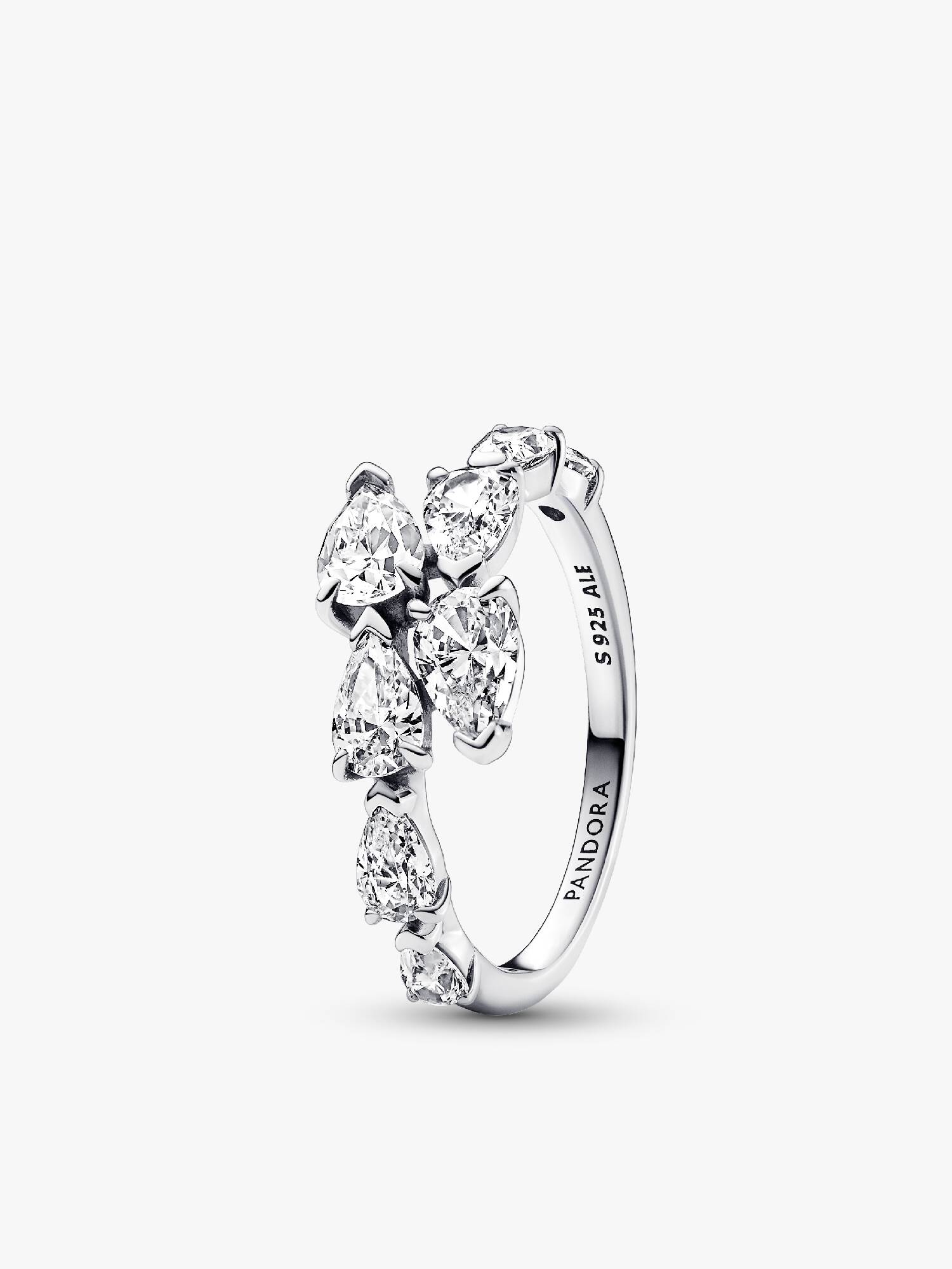 Glittrande ring med fyra stenar