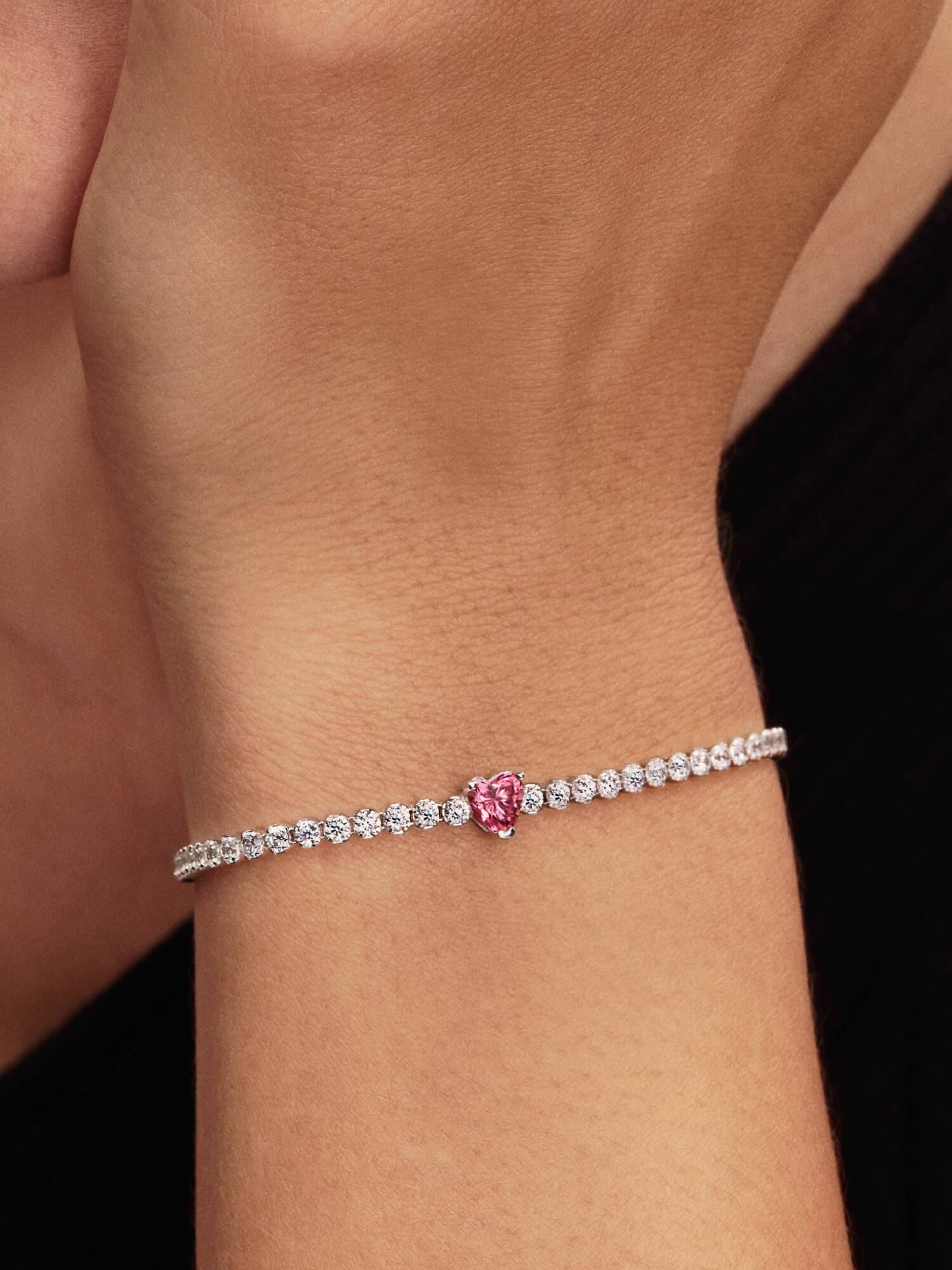 Tennisarmband med glittrande rosa hjärta