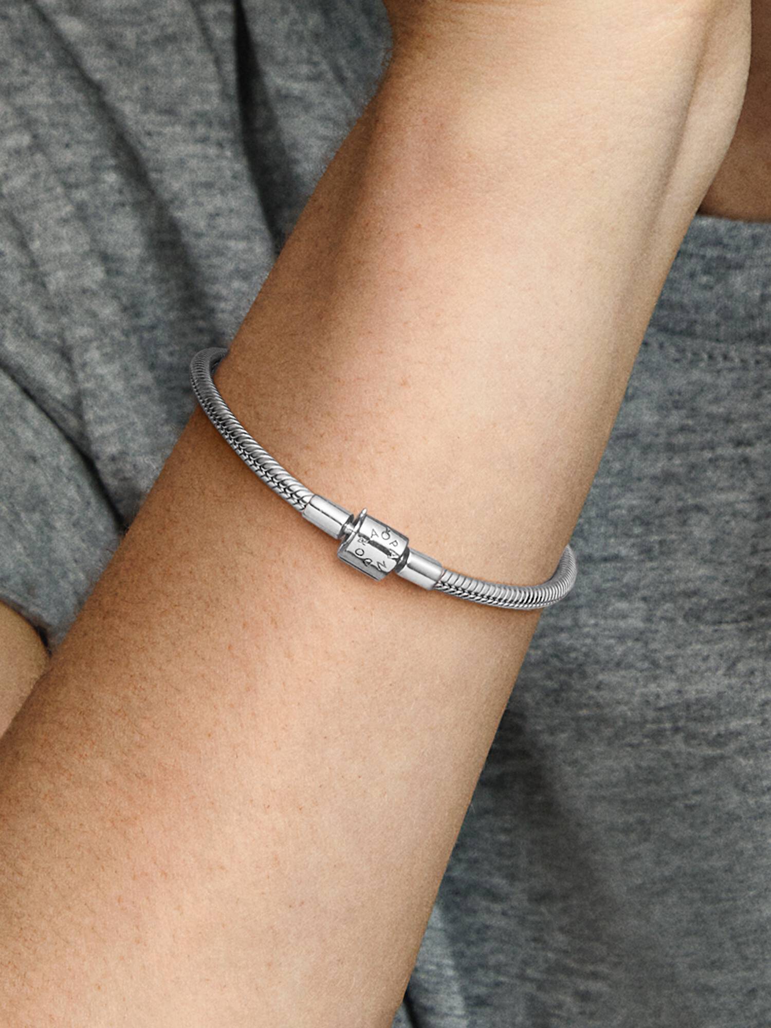 Pandora Moments ormkedjearmband med cylinderformat lås