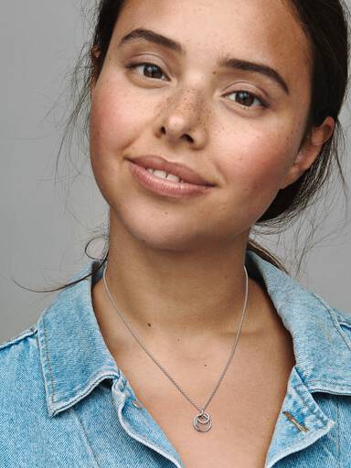Halsband med rund hängberlock