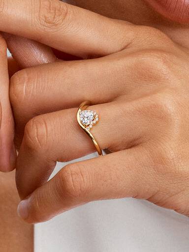 Vågig ring med hjärtformad sten