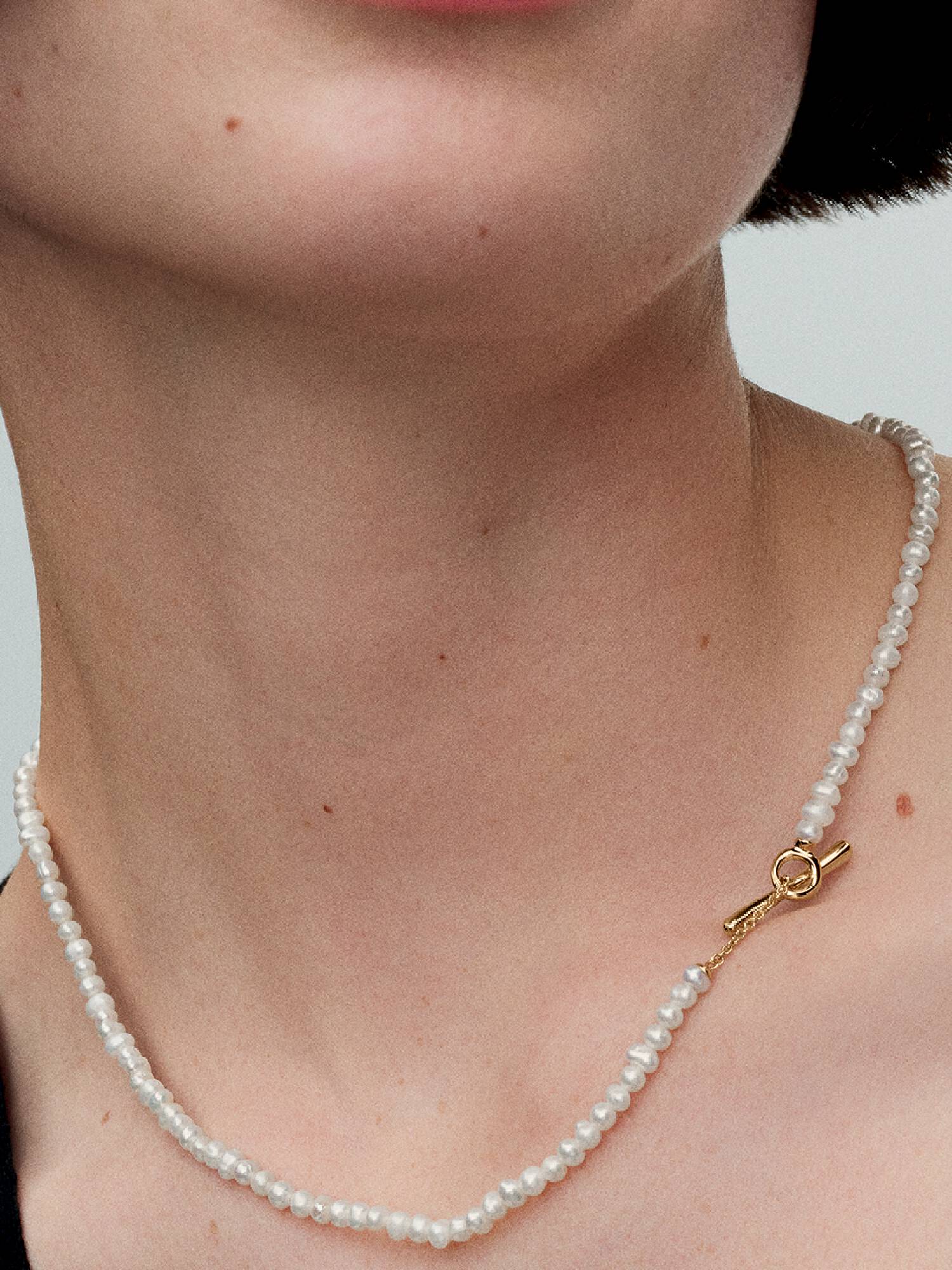 Collierhalsband med behandlade sötvattensodlade pärlor