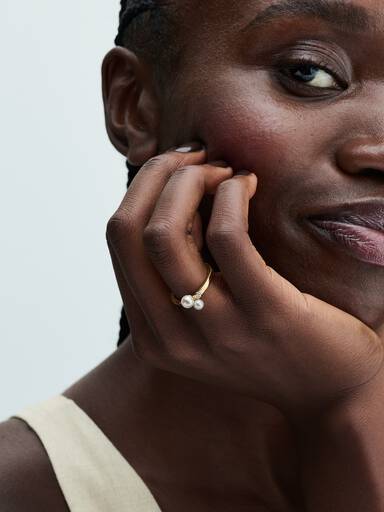 Ring med behandlade och odlade sötvattenspärlor