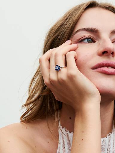 Ring med glittrande blomma