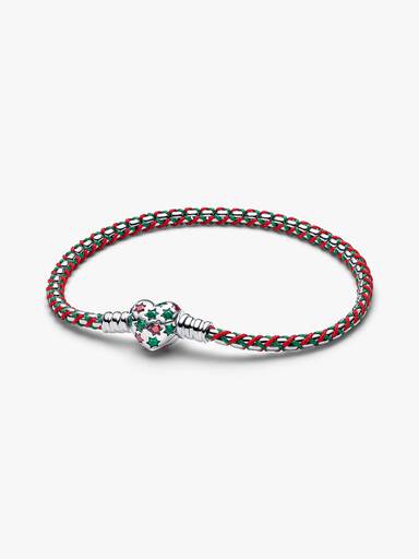 Flätat armband med flerfärgad tygdetalj