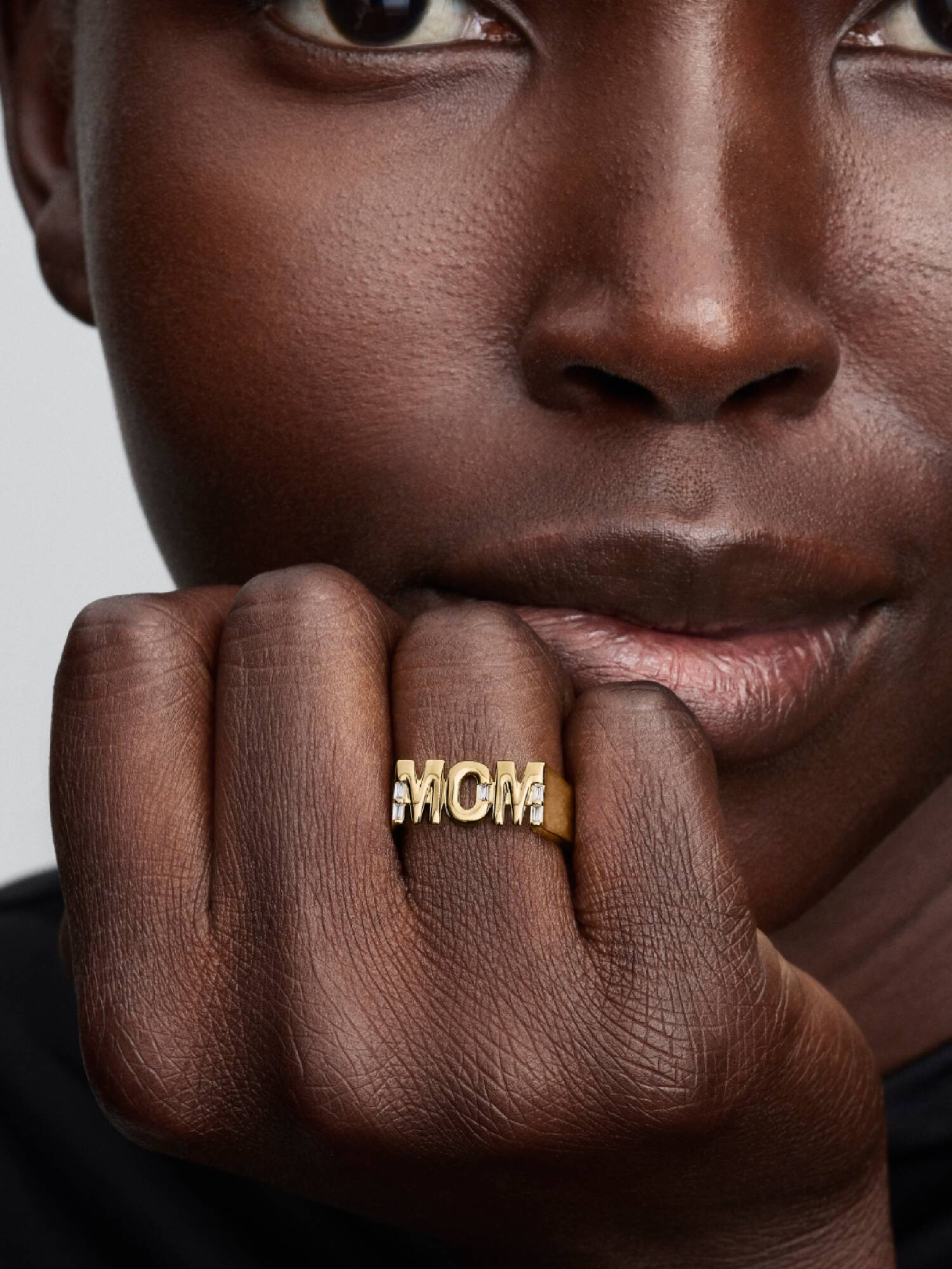 Guldpläterad ring ”MOM”