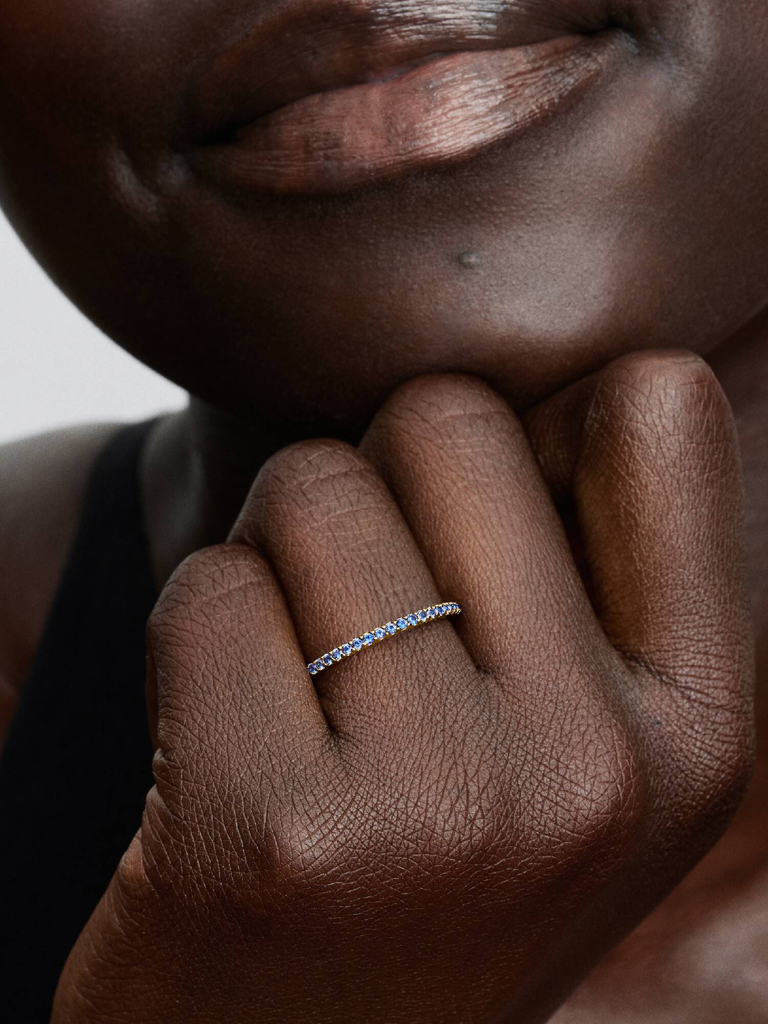 Glittrande blå halv evighetsring 