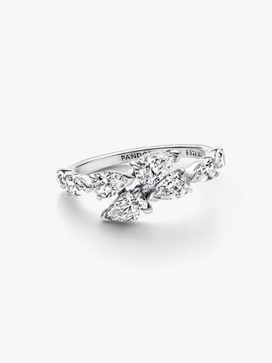Glittrande ring med fyra stenar