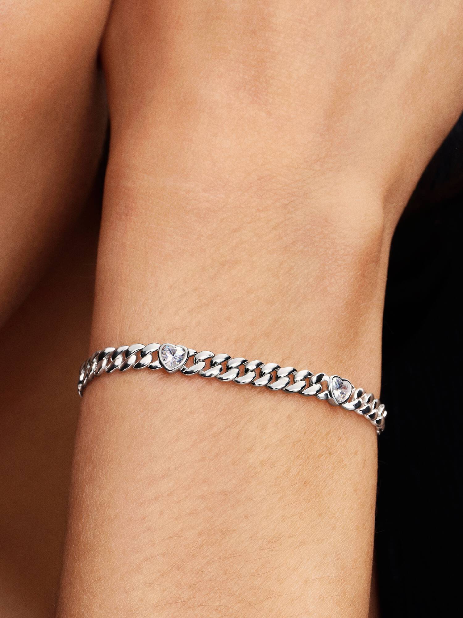 Pansarkedjearmband med hjärtformade stenar