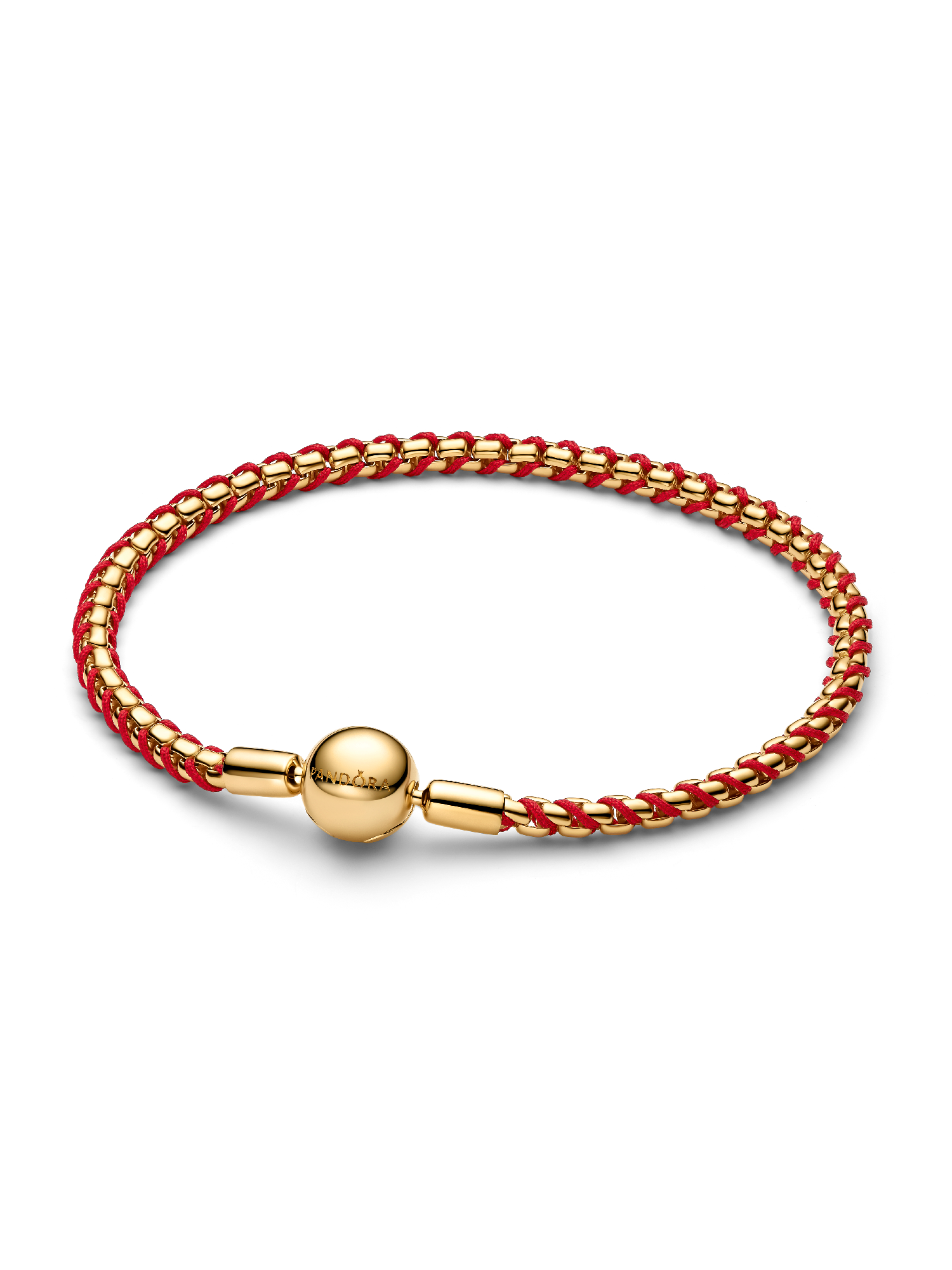 Flätat armband med röd tygdetalj