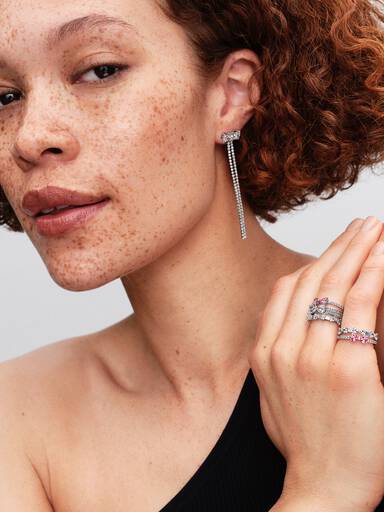 Ring med rosettformad design och två rosa stenar