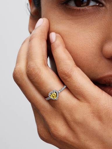 Ring med glittrande hjärta