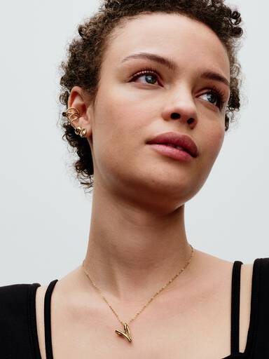 Halsband med hängsmycke i form av ett organiskt hjärta