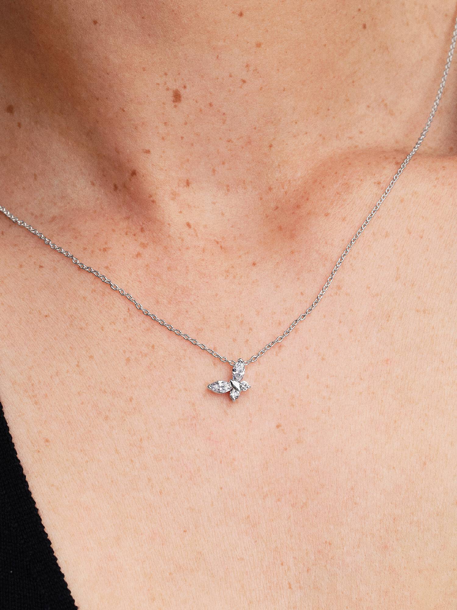 Halsband med hängsmycke och fjäril