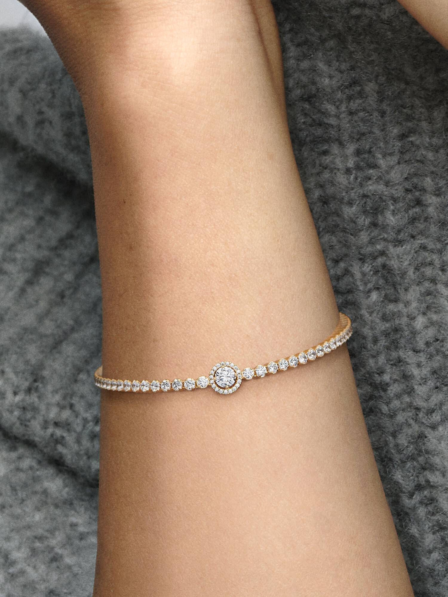 Tennisarmband med glittrande halo