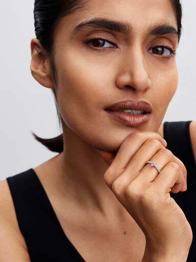 Glittrande ring med fjäril