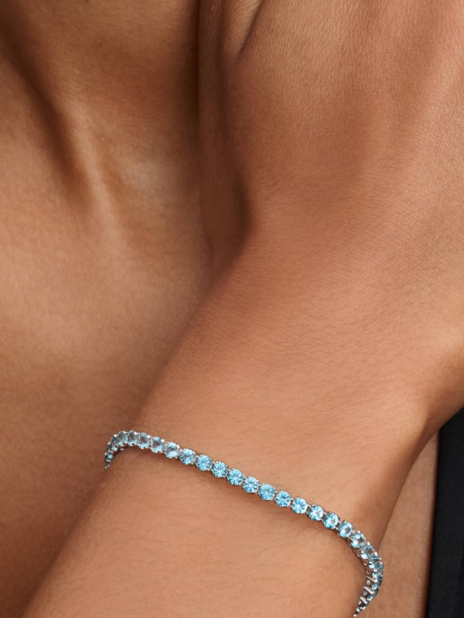 Glittrande ljusblått tennisarmband