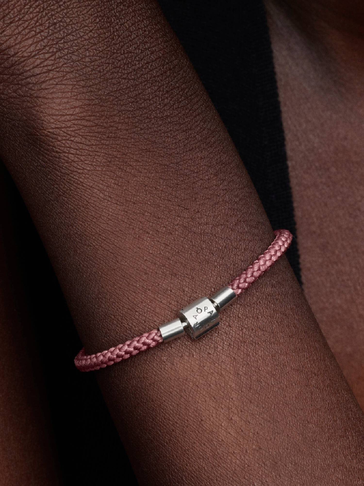 Skimrande rosa textilarmband