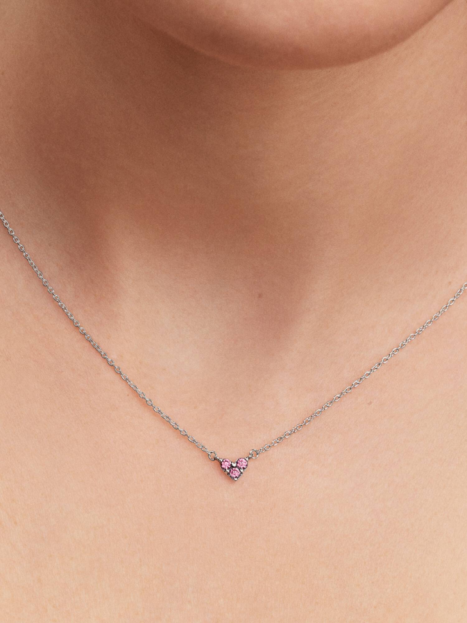 Collierhalsband med hjärtformat hänge
