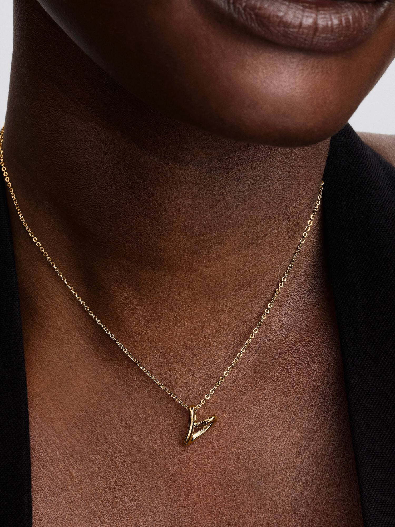 Halsband med hängsmycke i form av ett litet organiskt hjärta