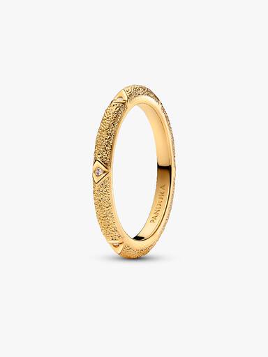 Pandora ME-ring med struktur och stenar