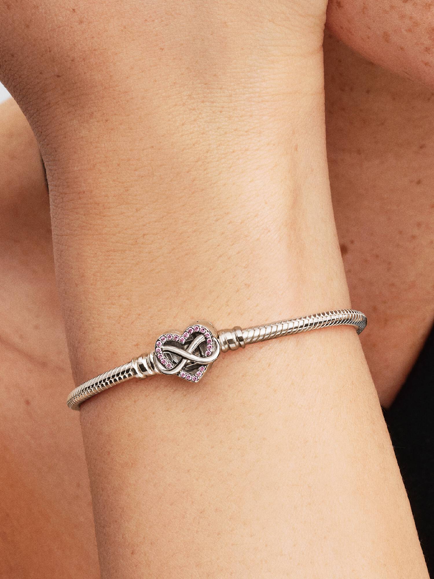 Ormkedjearmband med rosa gnistrande hjärtlås