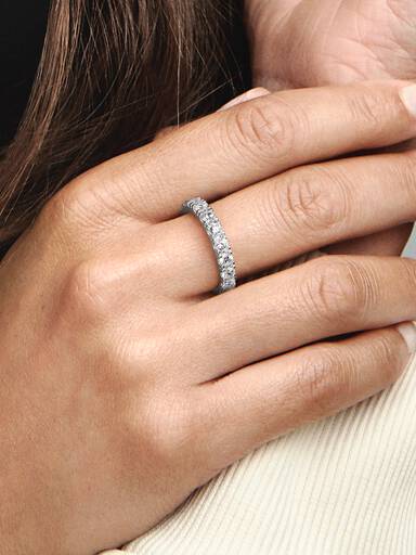Evighetsring med glittrande stenar