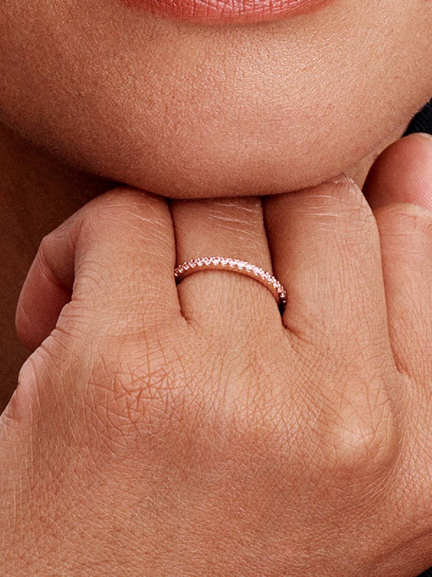 Bandring med glittrande stenar