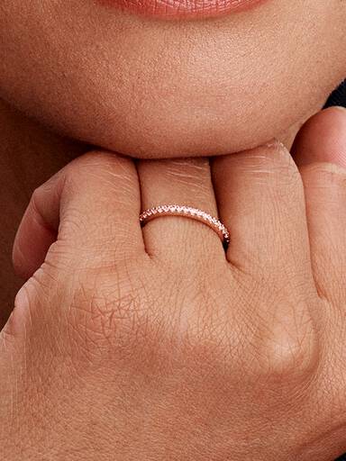 Bandring med glittrande stenar