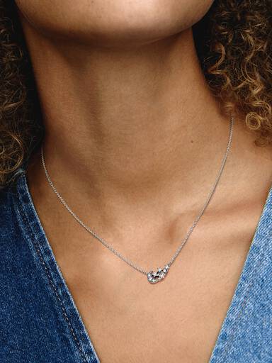 Collierhalsband med glittrande måne och stjärna
