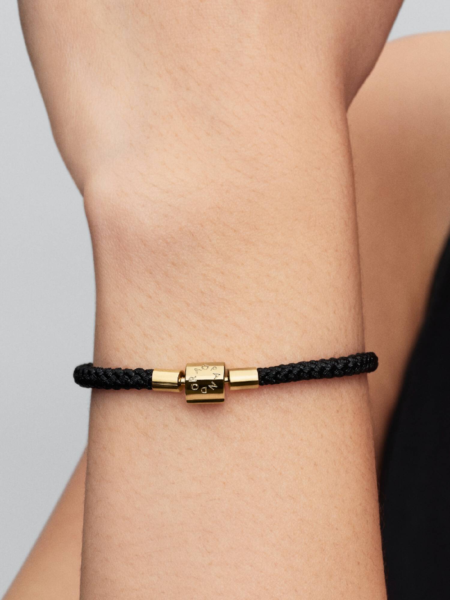 Skimrande svart manchesterarmband